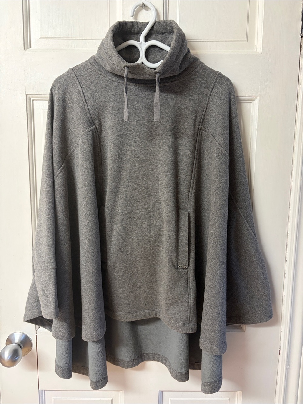 UGG Super Soft & Cozy Gray Turtleneck Poncho Women’s Size XS/S - Picture 2 of 15